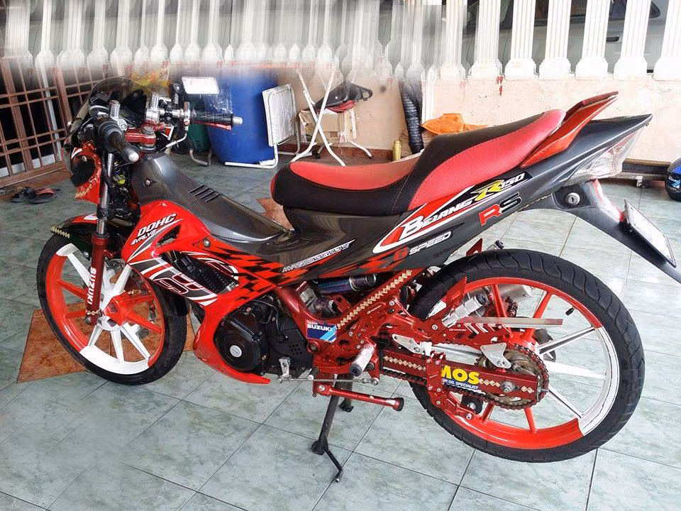 Bề ngoài chiếc xe được sơn nổi bật với màu đỏ tươi cùng cặp mâm 10 cây sơn pha lẫn 2 màu độc. Nhiều đồ chơi trang bị nổi bật trên xe như số gãy Racingboy, chống nghiêng, tăng sên carte Racingboy, bình thông hơi máy.