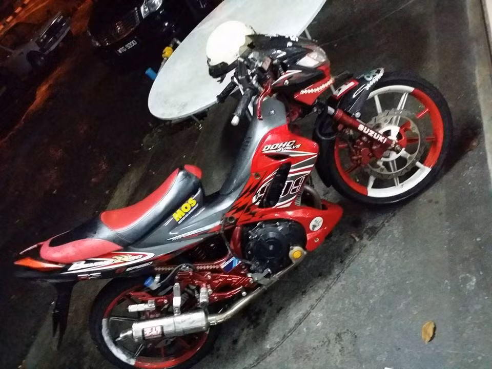 Cây pô Yoshimura tăng thêm mã lực cho xe.