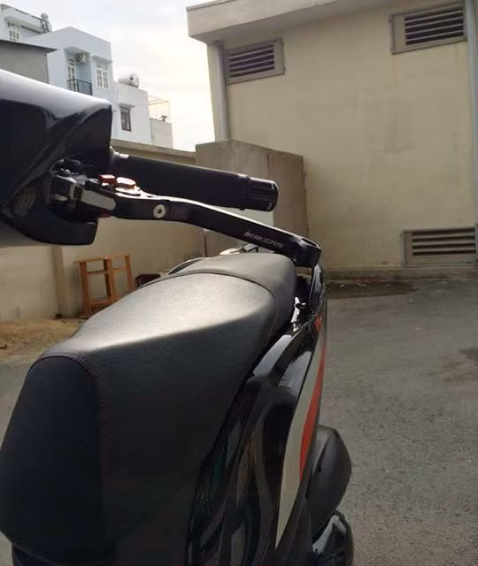 Tay thắng biker cho cảm giác êm khi sử dụng và không bị rơ.