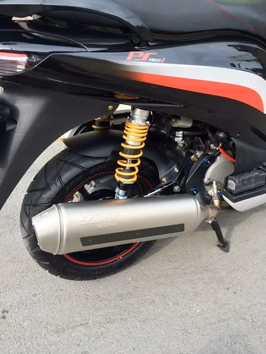 Xe trang bị cây pô 4Road nổi bật cho âm thanh ấm kết hợp cùng phuộc Ohlins êm ái.