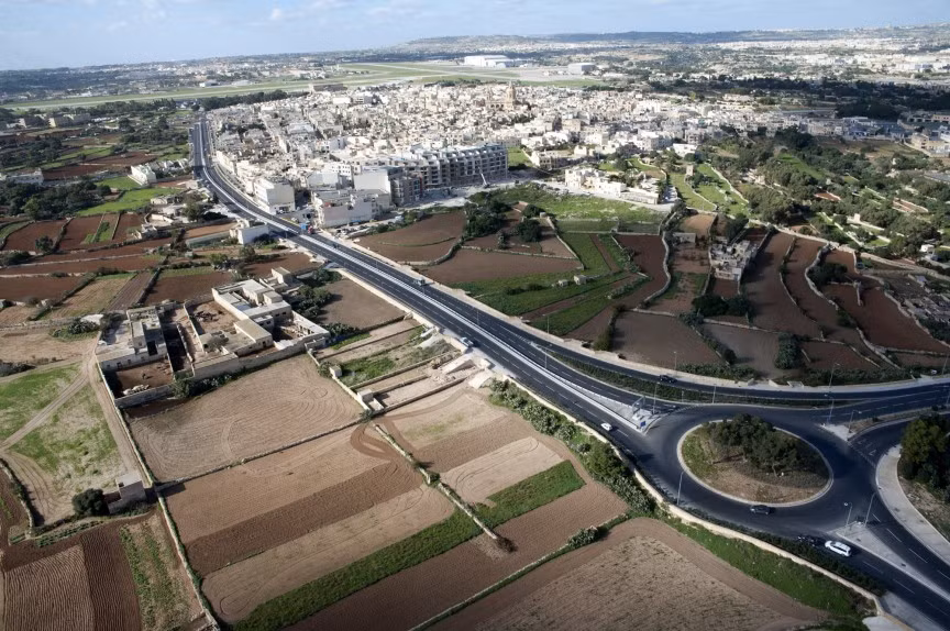 Malta: 595 xe con/1.000 người. Malta là quần đảo nằm ở vùng biển Địa Trung Hải. Là quốc gia có diện tích rất nhỏ và không có hệ thống phương tiện công công phát triển, nên mỗi gia đình tại nước này đều phải sở hữu những chiếc xe con để phục vụ việc đi lại. Dù vậy, con số 595 xe con/1.000 người có thể khiến cho giao thông tại những con phố thương mại như Valletta và Gozo trở thành nỗi ám ảnh vào những giờ cao điểm.