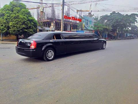Những hình ảnh chia sẻ cho thấy, đây là chiếc Chrysler 300 Limousine màu đen với những đường nét sang trọng không thể chê vào đâu được. Siêu xe gây sự tò mò với nhiều người đi đường.