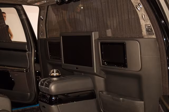 Màn hình LCD lớn ở hàng ghế sau cũng được trang bị thêm bên cạnh hai màn hình LCD so với phiên bản trước, cả ba màn hình LCD được kết nối với đầu DVD và CD thông qua bộ điều khiển từ xa và tai nghe không dây. Dàn âm thanh Bose Surround với 21 loa được bố trí xung quanh sẽ mang đến cho chủ nhân những giây phút giải trí thú vị.