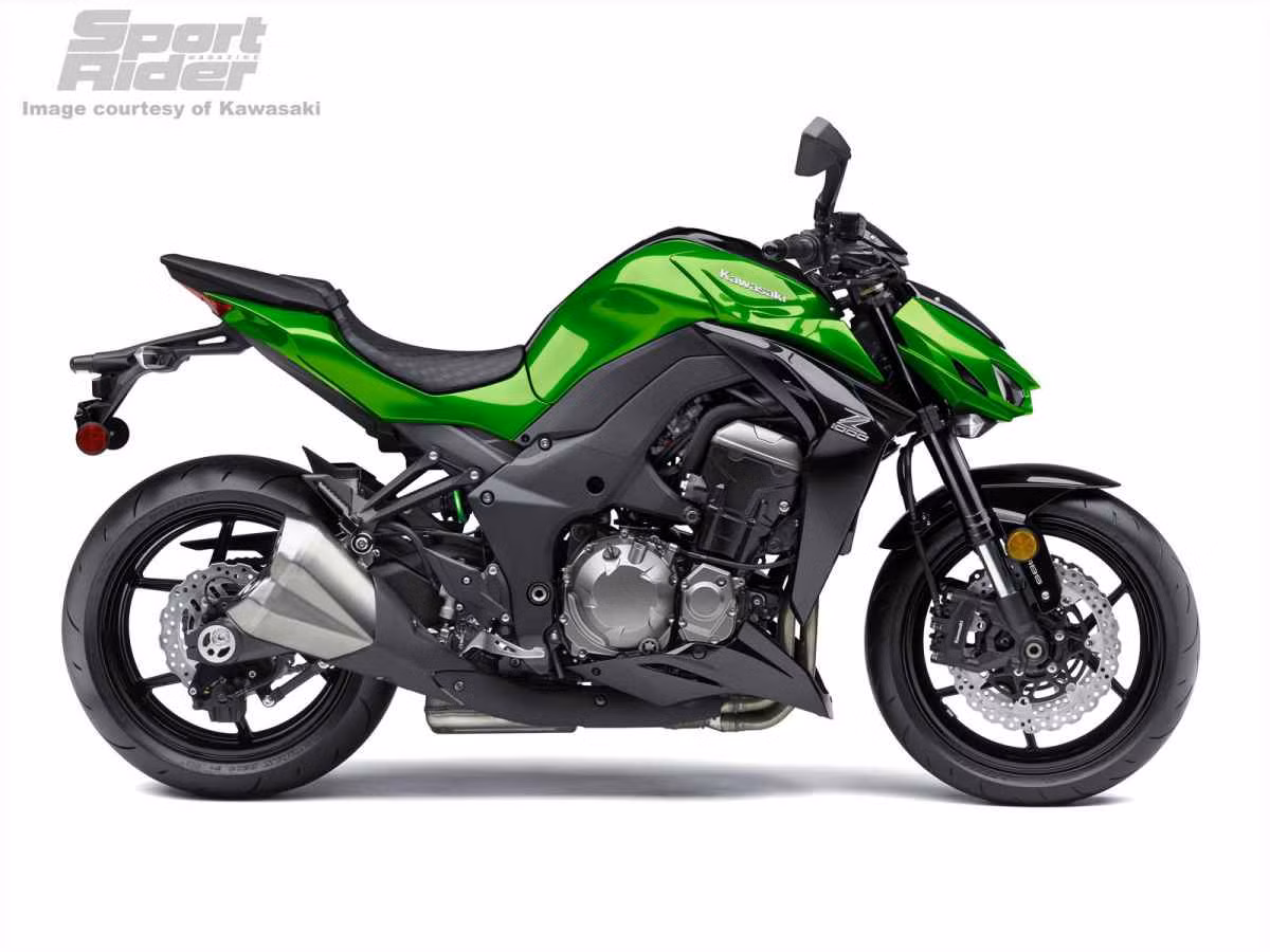 Kawasaki Z1000 2015 được phối lại màu sơn xe, với màu xanh lá chủ đạo. Cụm đèn pha được phối màu xanh hoàn toàn thay vì màu xám như trên phiên bản 2014.