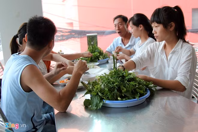 Khách hàng thường tìm đến những nhà hàng uy tín hoặc mua rau rừng từ siêu thị để dùng vì thận trọng sợ ăn lầm lá có độc. Thường những loại rau rừng đang được bày bán tại thành phố có nguồn gốc từ Tây Ninh, người hái rau trực tiếp từ rừng hoặc ngoài đồng và chở xuống bỏ mối với giá từ 25.000 - 30.000 đồng/kg.