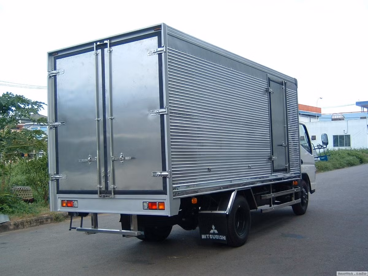 Được biết, mảng xe tải, xe buýt của Mitsubishi do công ty Mitsubishi Fuso Truck &amp; Bus Corp. (MFTBC) quản lý, nhưng 89% cổ phần MFTBC lại do tập đoàn mẹ của Mercedes-Benz là Daimler AG nắm giữ.