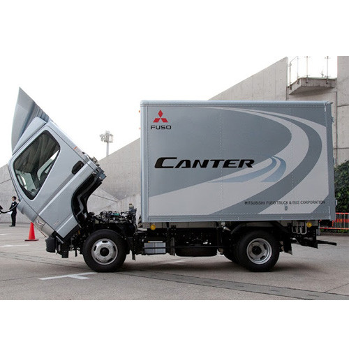 Trong gia đình Fuso Canter, Fuso Canter HD mui bạt được thiết kế có chiều dài cơ sở và chassis dài hơn, cho phép lắp đặt thùng hàng lớn với tải trọng 8,2 tấn.
