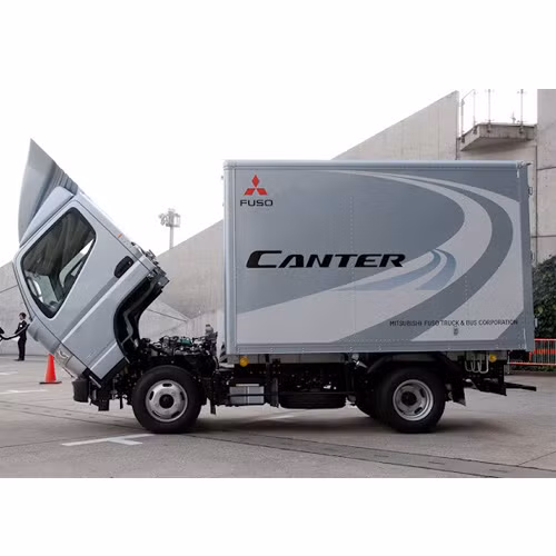 Trong gia đình Fuso Canter, Fuso Canter HD mui bạt được thiết kế có chiều dài cơ sở và chassis dài hơn, cho phép lắp đặt thùng hàng lớn với tải trọng 8,2 tấn.