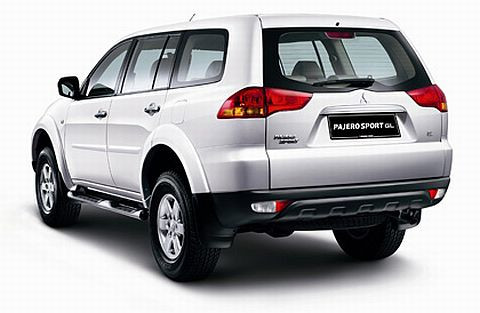 Pajero Sport trang bị động cơ dầu I4 2.5L (134 mã lực và 314 Nm mô-men xoắn) hoặc động cơ xăng V6 3.0L (220 mã lực và 281 Nm mô-men xoắn). Xe có hệ dẫn động 4 bánh/cầu sau.