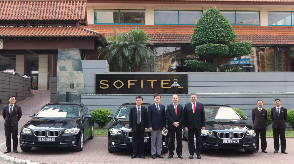 Kể từ khi BMW Series 5 được Euro Auto giới thiệu phiên bản mới tại triển lãm ô tô Việt Nam 2013, dòng xe liên tục được các resort và khách sạn 5 sao lựa chọn cho hoạt động kinh doanh của mình và Sofitel Plaza Hanoi không phải là ngoại lệ.