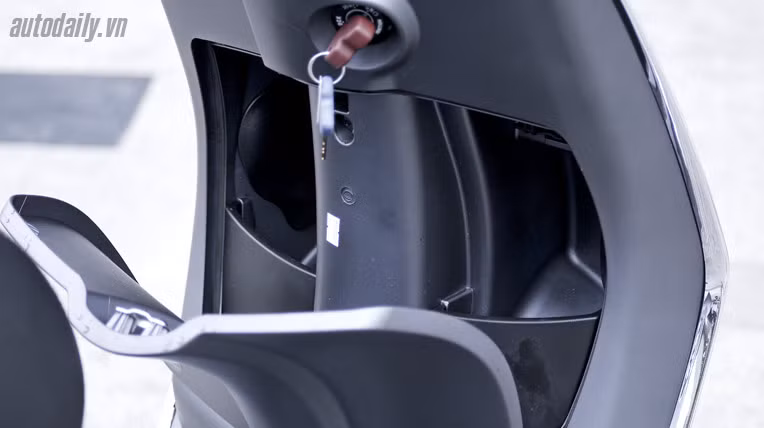 Người dùng không nên treo những chùm chìa khóa, móc chìa khóa nặng. Khi mở nên cắm sâu ngập chìa.