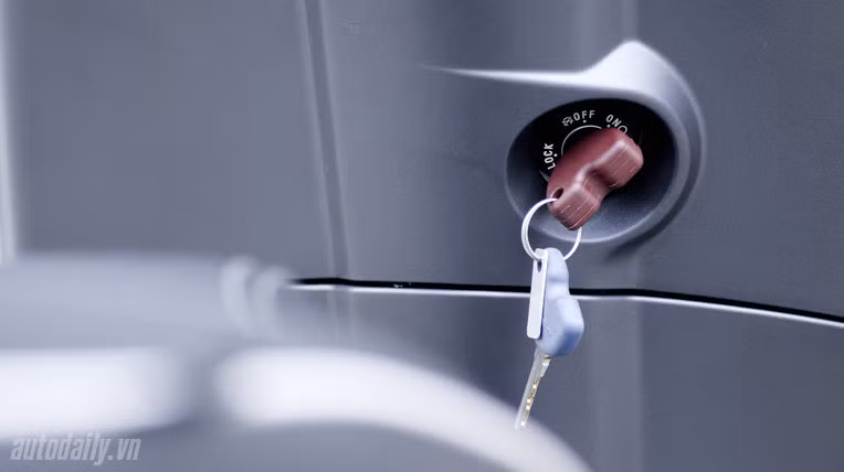 Bộ chìa khóa chống trộm của Piaggio bao gồm hai chìa: chìa khóa gốc màu nâu đỏ (master key) và chìa khóa phụ màu xanh.