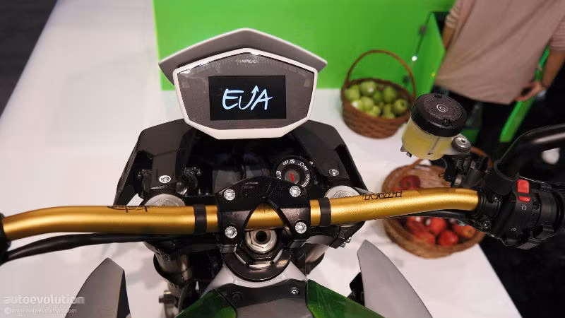 Màn hình điều khiển của xe đơn giản, cho biết thông tin về vận tốc, mức tiêu thụ nhiên liệu...