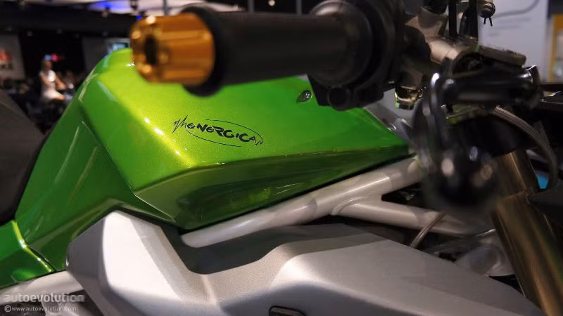 Tuy không lộ liễu và nhiều chi tiết như các mẫu naked bike chạy xăng, nhưng lại mang phong cách gần giống sport bike, nên khá hấp dẫn.