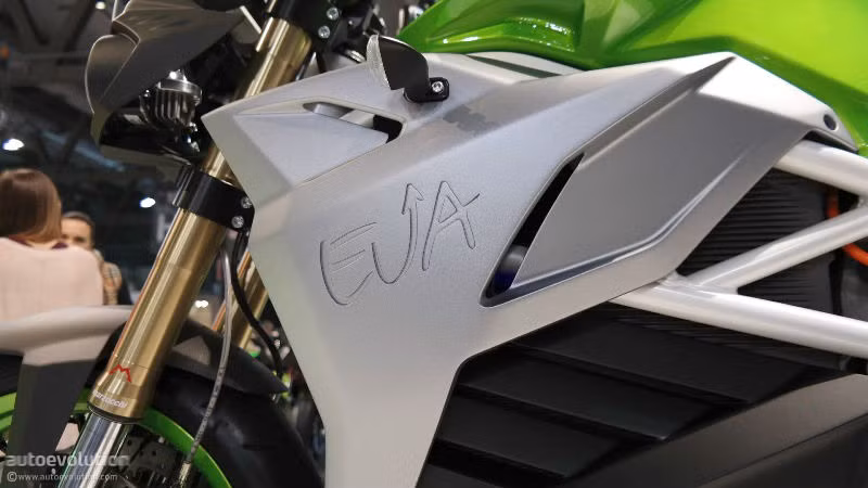 Ngoài thiết kế thể thao và nam tính, mẫu naked bike này còn gây ấn tượng bởi sức mạnh 136 mã lực, mô-men xoắn 194 Nm. Nhờ đó, xe có thể đạt được vận tốc cực đại 150 km/h. Hệ thống điện trên xe cũng tích hợp công nghệ sạc nhanh, cho phép xe sạc đầy bình chỉ trong 30 phút.