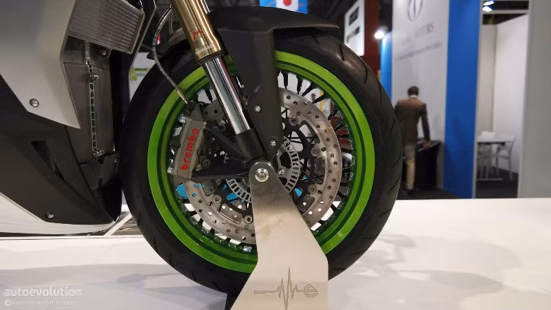 Xe còn nổi bật nhờ vào cặp mâm không đồng màu, tay lái màu vàng và ổ khóa ở vị trí đặc biệt.