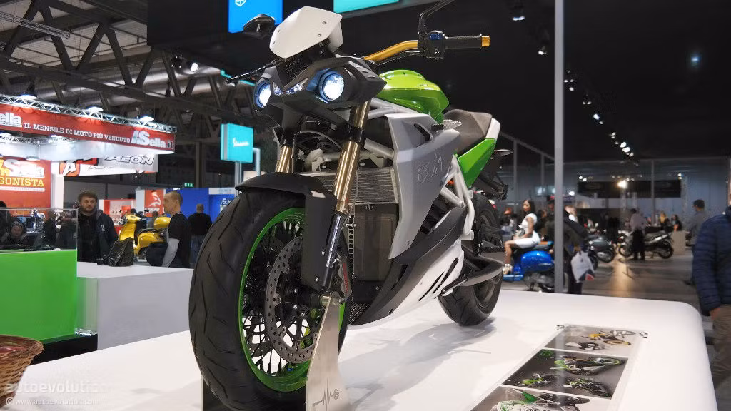 Phần động cơ điện nguyên khối được bao bọc bên trong khung xe dạng kim cương.