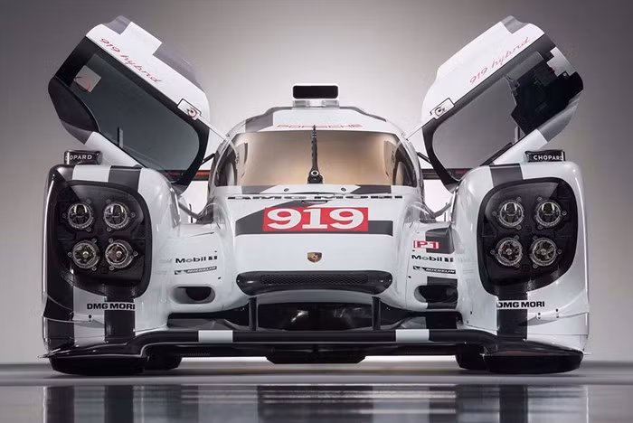 Porsche 919 Hybrid trang bị hệ thống động cơ lai công nghệ cao, phối hợp hoạt động hiệu quả giữa động cơ xăng tăng áp V4 2.0L và động cơ điện có công suất hơn 500 mã lực. Xe được tích hợp hệ thống phun nhiên liệu trực tiếp, hai hệ thống hồi phục năng lượng và Pin Li-on dung lượng cao.
