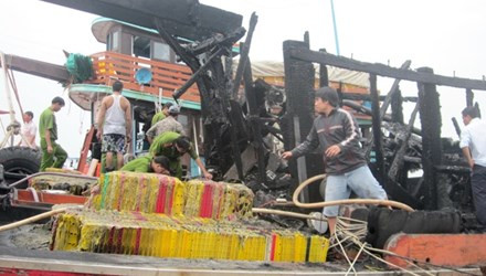 Cơ quan chức năng khám nghiệm hiện trường vụ cháy.