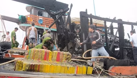 Cơ quan chức năng khám nghiệm hiện trường vụ cháy.