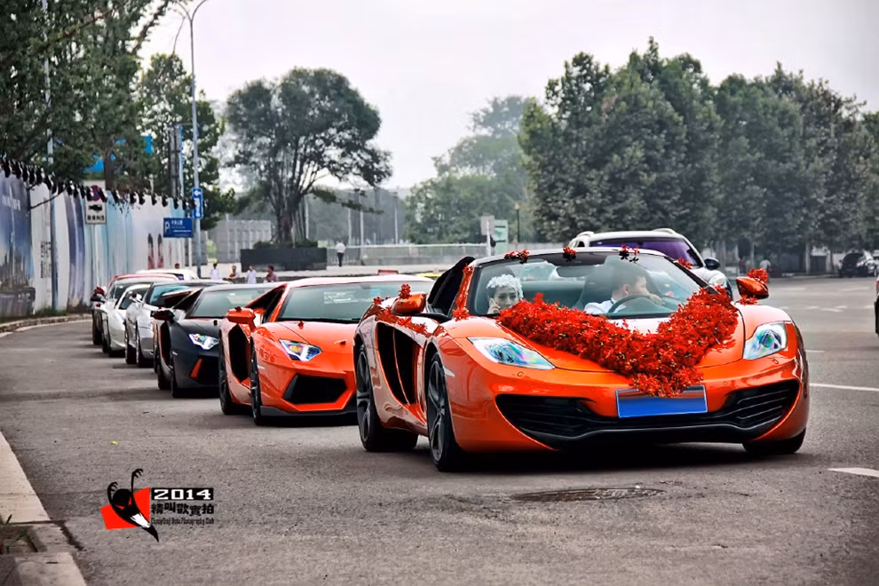 Giới siêu giàu tại Trung Quốc thường thích khoa trương bằng các màn diễu hành hay rước dâu bằng siêu xe đắt tiền.