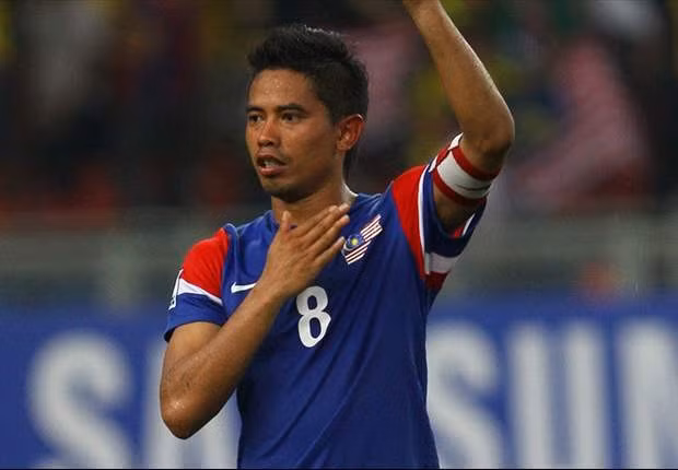 Đội trưởng Safiq Rahim (số 8) gửi lời xin lỗi đến trung vệ Tiến Thành vì hành động chơi xấu của mình. Ảnh: Goal.