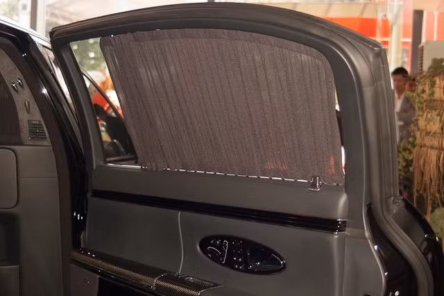 Một số trang bị tiêu chuẩn như hàng ghế sau với chức năng đỡ chân tĩnh điện, tủ lạnh nhỏ, bộ ly mạ bạc cao cấp cùng hộc đựng rượu champagne, chức năng massage cho ghế trước và sau, ghế được bọc da Nappa cao cấp cùng một số chi tiết được ốp gỗ sang trọng.