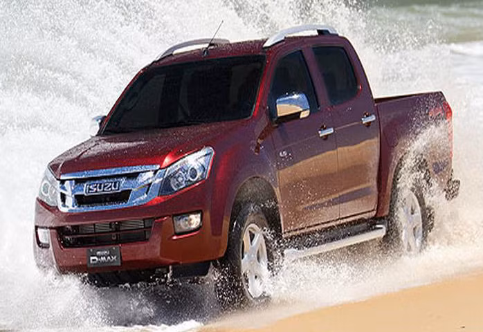 Isuzu cung cấp nhiều tùy chọn màu sắc cho khách hàng như đen saphire, bạc titan, vàng cát, đỏ sa mạc và xanh ngọc.