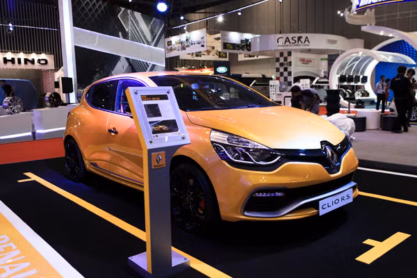Clio RS từng xuất hiện tại Vietnam Motor Show 2013 và thu hút nhiều sự quan tâm của người hâm mộ bởi đây là mẫu xe nhỏ gọn nhưng ẩn chứa sức mạnh ghê gớm bên trong.
