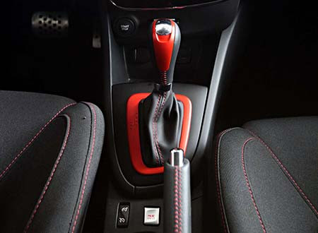 Đi cùng với đó là hệ dẫn động cầu trước và hộp số tự động ly hợp kép 6 cấp.