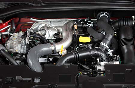 Clio RS vừa về Việt Nam được trang bị động cơ phun xăng đa điểm, 4 xi-lanh thẳng hàng, dung tích 1.6 lít cho công suất 200 mã lực và mô-men xoắn 240 Nm.