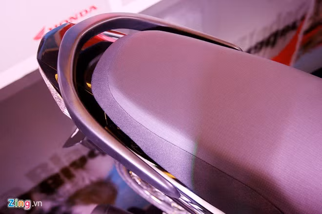 Tay nắm sau nhỏ gọn, bo tròn theo cụm đèn hậu.