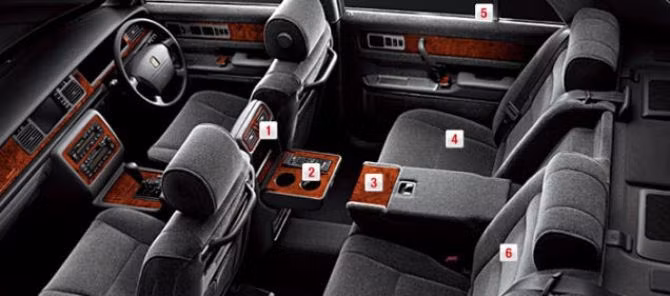 Máy cát sét trên xe Toyota Century: 1 chiếc xe sản xuất năm 2014 có máy cát sét và những tấm rèm che cửa sổ, nó có vẻ sẽ phù hợp với những người lớn tuổi muốn trải nghiệm những chiếc băng đĩa cũ của họ.