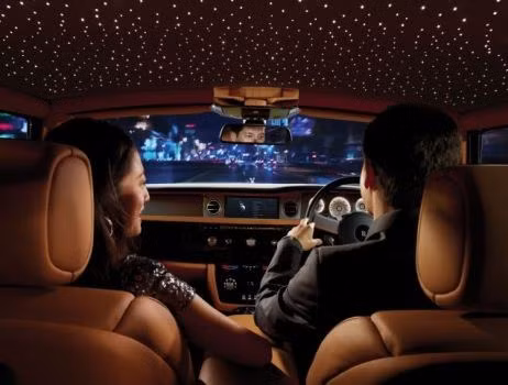 Trần phát sáng của Rolls-Royce: Với 1 số người thiết kế này thật kỳ cục, với 1 số người thì nó rất đẹp và lãng mạn. Tuy nhiên chi thêm 10.000-12.000 USD cho tấm trần này thì quả là chơi sang.