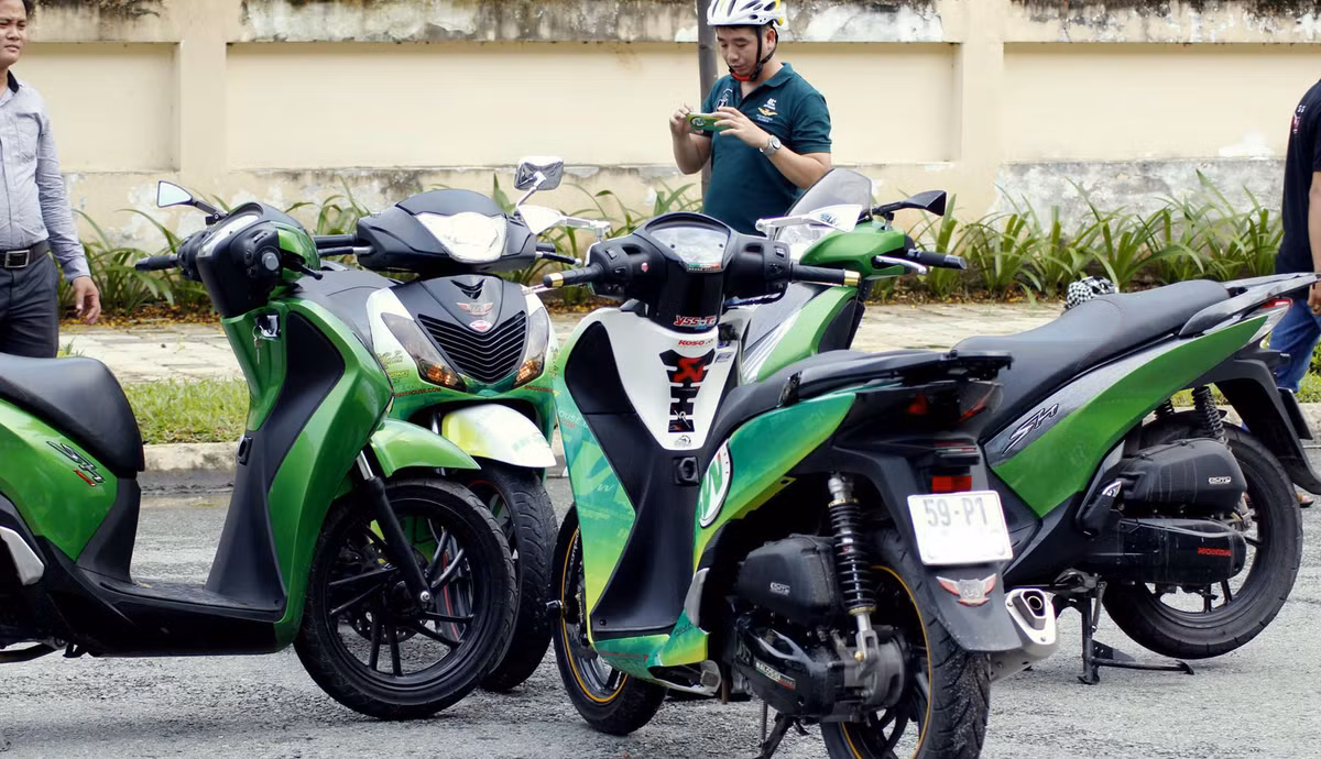 Hàng chục chiếc SH độ đã có mặt trong buổi tụ họp này, gây sự chú ý của nhiều người. Hàng chục chiếc SH độ đã có mặt trong buổi tụ họp này, gây sự chú ý của nhiều người.