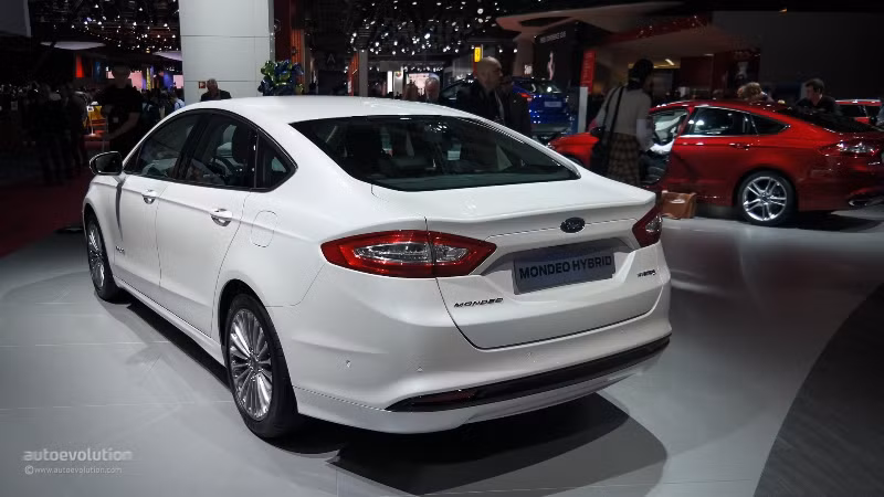 Các phiên bản động cơ của Mondeo 2015 bao gồm: động cơ Ecoboost 1 lít 3 xi-lanh công suất 125 mã lực; động cơ Ecoboost 1,5 lít 4 xi-lanh 160 mã lực; động cơ 2 lít Ecoboost 203 mã lực; động cơ diesel mới dung tích 2 lít TDCi Twin-Turbo công suất 210 mã lực.