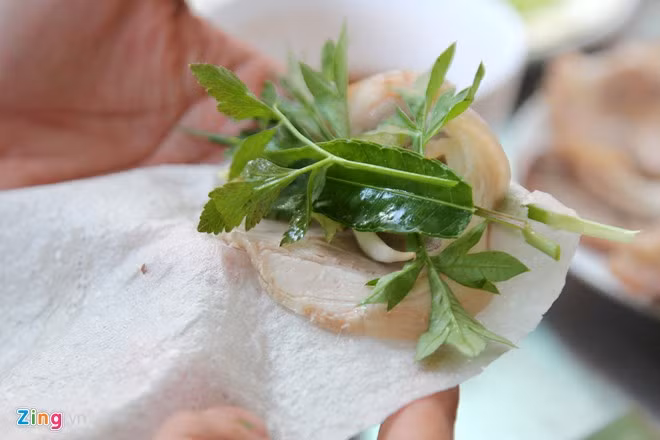 Món ăn bất hủ của những loại rau rừng là cuốn chung với các loại thịt luộc.