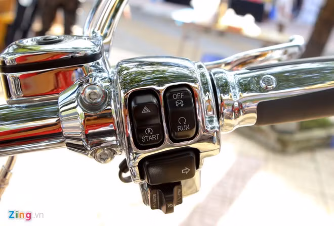 Các nút bấm chức năng bên tay phải.