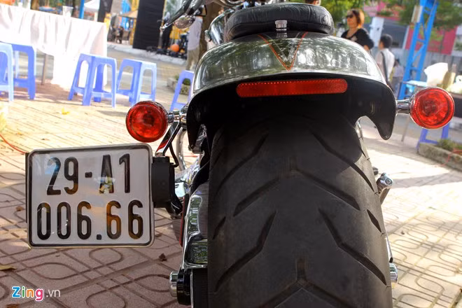 Chắn bùn sau lấy cảm hứng từ các mẫu Chopper với giá đỡ bằng nhôm cường lực.