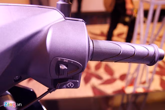 Nút khởi động và công tắc đèn bên tay phải.