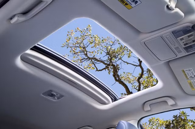 Cửa sổ trời hiện đại của xe.