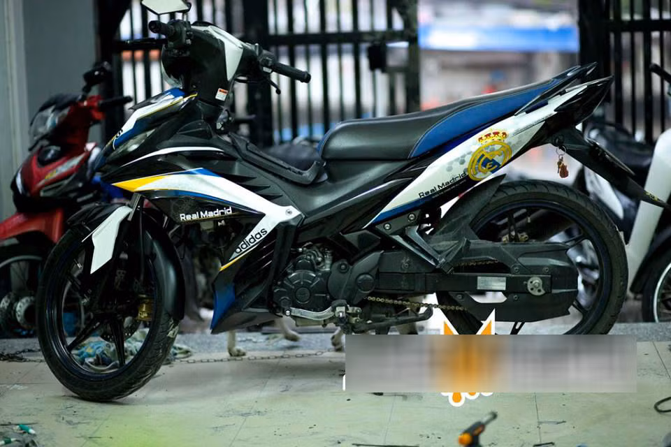 Exciter độ dàn áo mang logo của câu lạc bộ Real Madrid. Ảnh: ABMiracle.