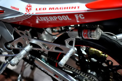 Chiếc xe khá chất với vô số đồ chơi hàng hiệu như phuộc YSS, gấp nhôm DBS...