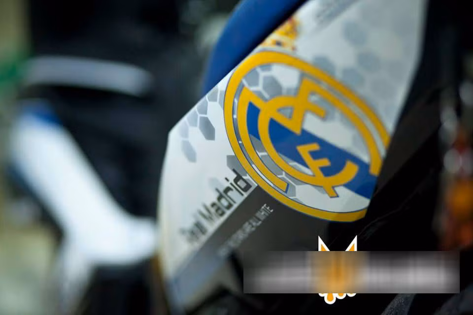 Logo của câu lạc bộ Real Madrid được sơn một cách nghệ thuật, tinh tế trên dàn áo của chiếc Exciter này. Ảnh: ABMiracle.