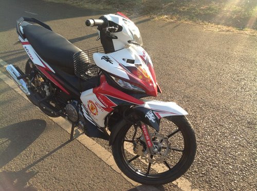 Xe được độ đơn giản nhưng phong cách với dàn áo được sơn tem đấu cùng logo của câu lạc bộ MU. Theo nhiều nguồn tin, chiếc Exciter này thuộc sở hữu của một nữ biker ngành dược.