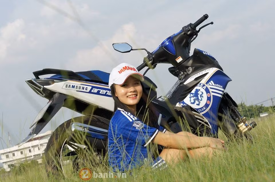 Chiếc xe trở nên nổi bật khi tạo dáng cùng cô gái Chelsea xinh đẹp. Ảnh: 2banh.