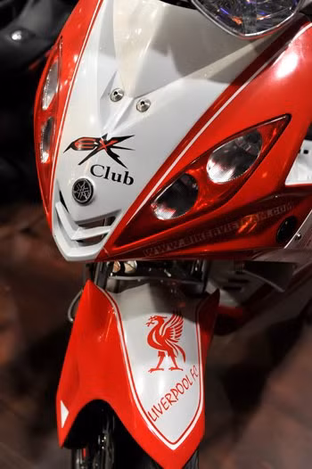 Exciter 2010 được độ theo logo của câu lạc bộ bóng đá nổi tiếng Liverpool.