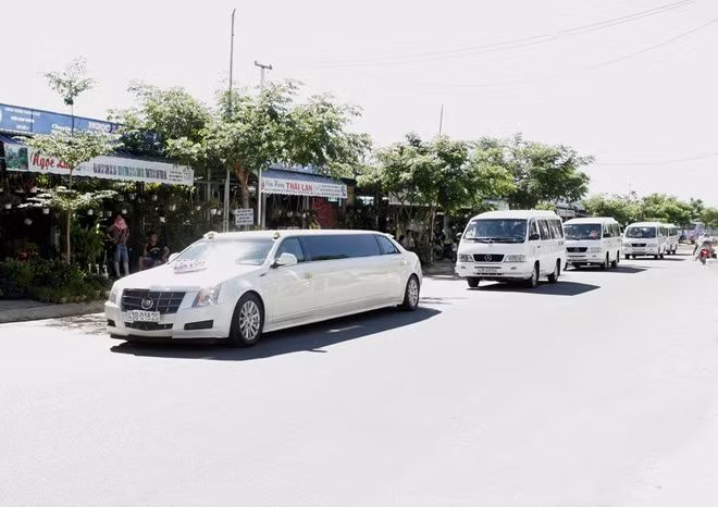 Xe hoa là chiếc Cadillac Limousine. Đoàn rước dâu đi trên quãng đường dài hơn 10 km qua một số đường phố ở Đà Nẵng như Điện Biên Phủ, Hoàng Diệu. Xe hoa là chiếc Cadillac Limousine. Đoàn rước dâu đi trên quãng đường dài hơn 10 km qua một số đường phố ở Đà Nẵng như Điện Biên Phủ, Hoàng Diệu.