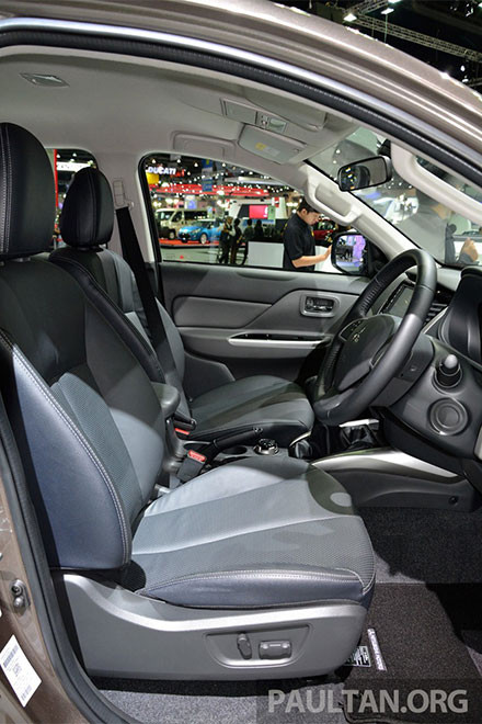 Mitsubishi Triton 2015 có 4 tùy chọn động cơ gồm: bản máy xăng 2.4L công suất 128 mã lực, mô-men xoắn 194 Nm; bản turbodiesel 2.4L công suất 181 mã lực, mô-men xoắn 430 Nm; bản turodiesel 2.5L công suất 128 mã lực, mô-men xoắn 240 Nm và bản turbodiesel 2.5L công suất 178 mã lực, mô-men xoắn 400 Nm.