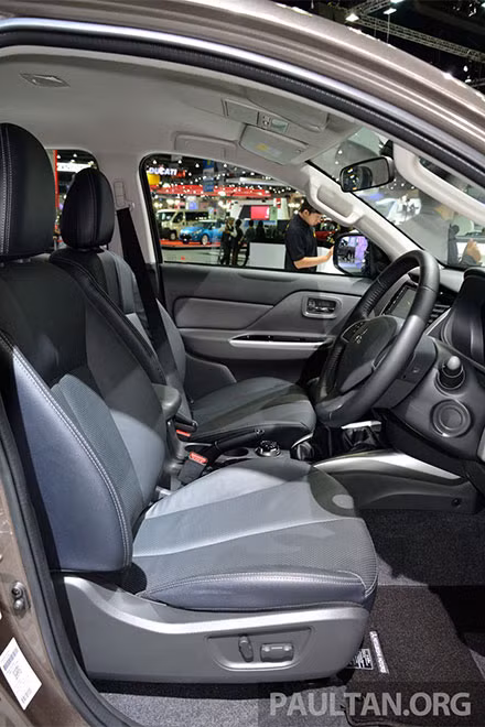 Mitsubishi Triton 2015 có 4 tùy chọn động cơ gồm: bản máy xăng 2.4L công suất 128 mã lực, mô-men xoắn 194 Nm; bản turbodiesel 2.4L công suất 181 mã lực, mô-men xoắn 430 Nm; bản turodiesel 2.5L công suất 128 mã lực, mô-men xoắn 240 Nm và bản turbodiesel 2.5L công suất 178 mã lực, mô-men xoắn 400 Nm.